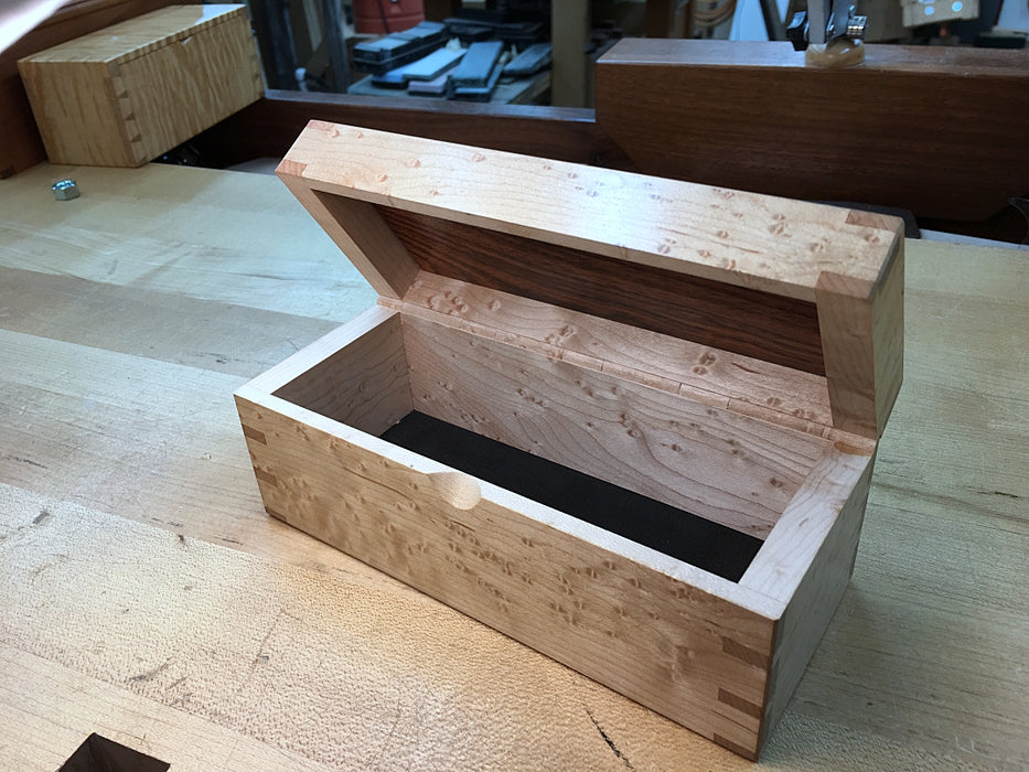 Example of a box with a wood-hinge made with Rob Cosman's drill jig