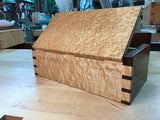 Example of a box with a wood-hinge made with Rob Cosman's drill jig