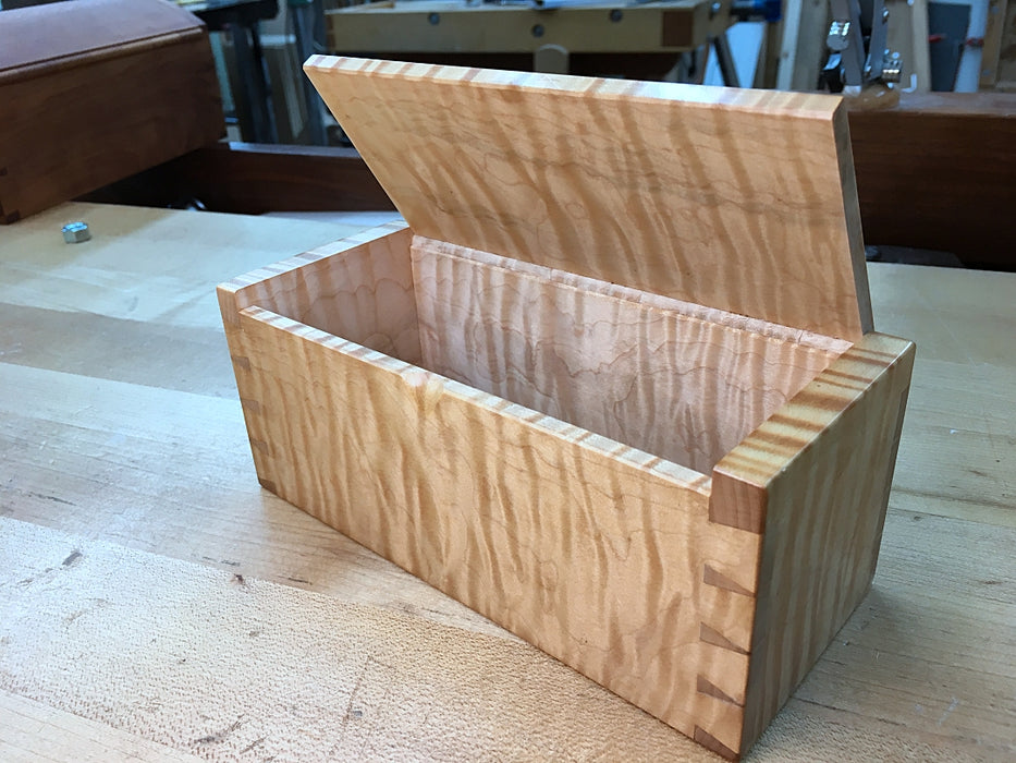 Example of a box with a wood-hinge made with Rob Cosman's drill jig