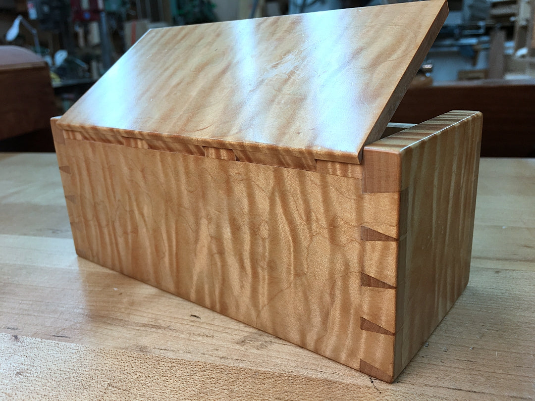 Example of a box with a wood-hinge made with Rob Cosman's drill jig