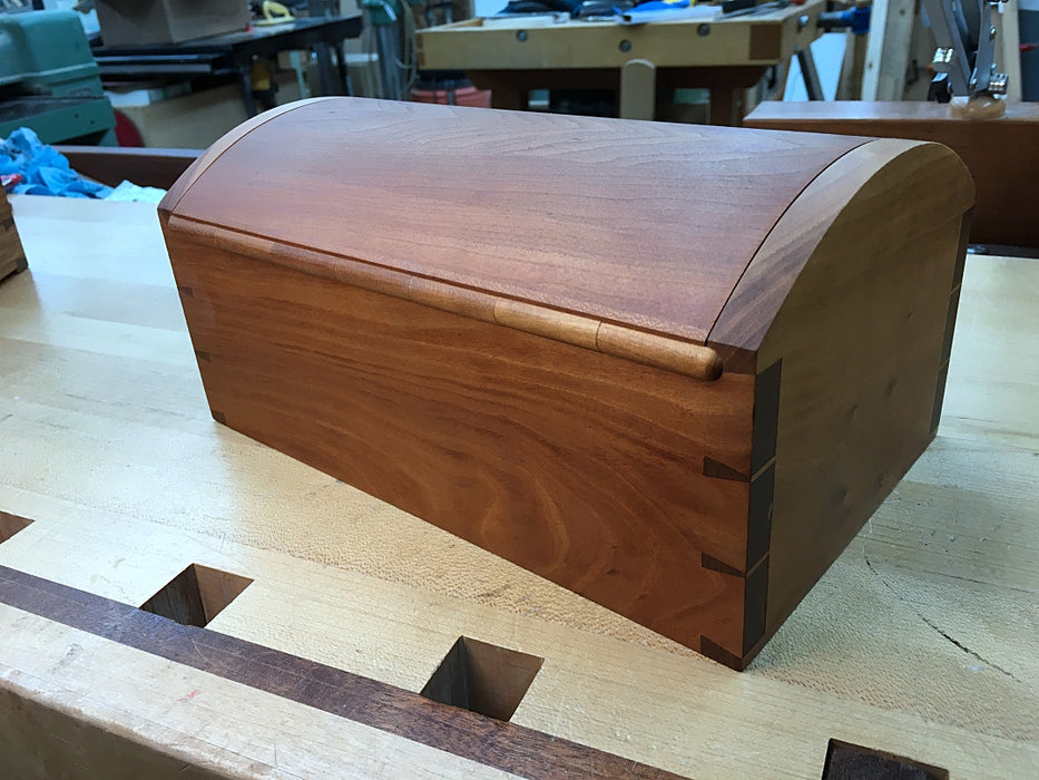 Example of a box with a wood-hinge made with Rob Cosman's drill jig